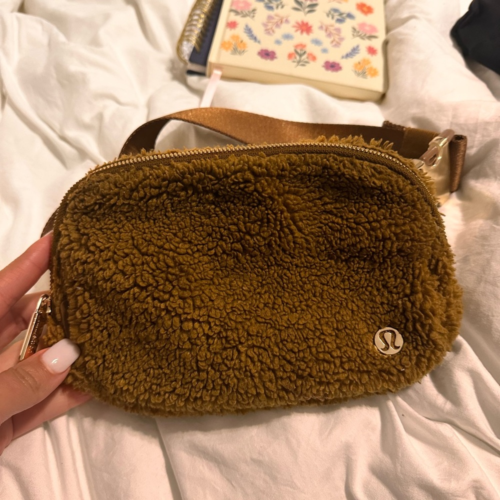 Lululemon teddy cross body